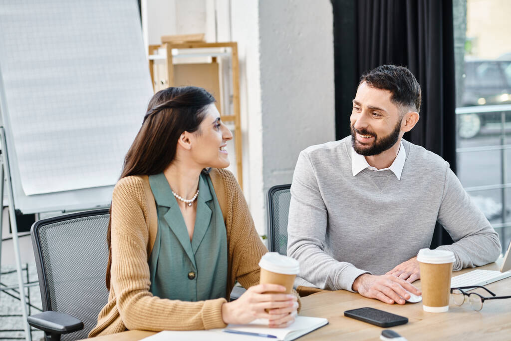 Muž a žena zapojeni do konverzace u stolu, diskutovat o projektu v firemní kanceláři nastavení. - Fotografie, Obrázek