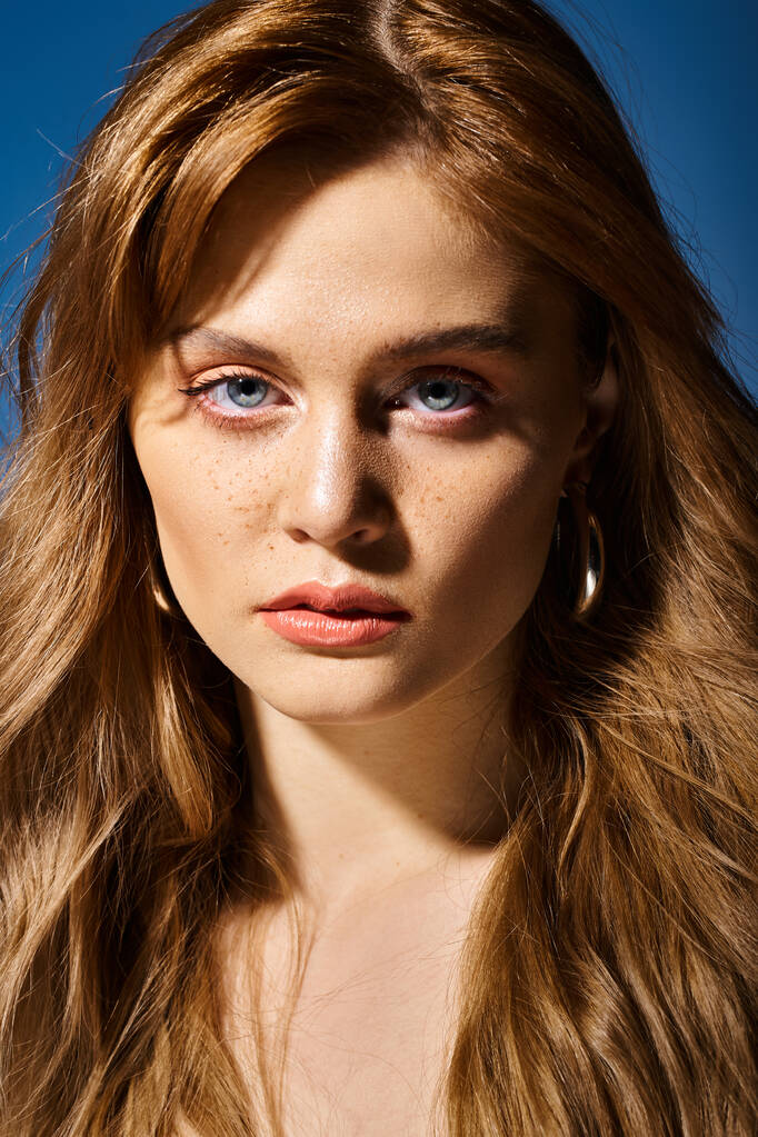 Nahaufnahme Schönheit Porträt einer hübschen Frau mit Pfirsich natürliches Make-up auf blauem Hintergrund - Foto, Bild