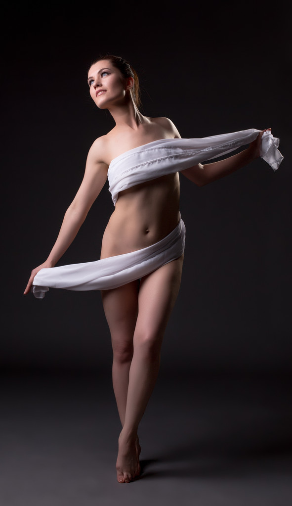 裸の女性が彼女の体をカバーする布とポーズ - 写真・画像