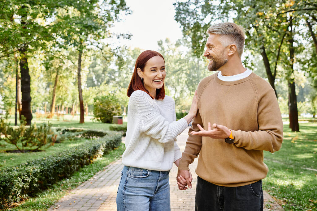 Couple aimant adulte marchant dans un parc paisible. - Photo, image