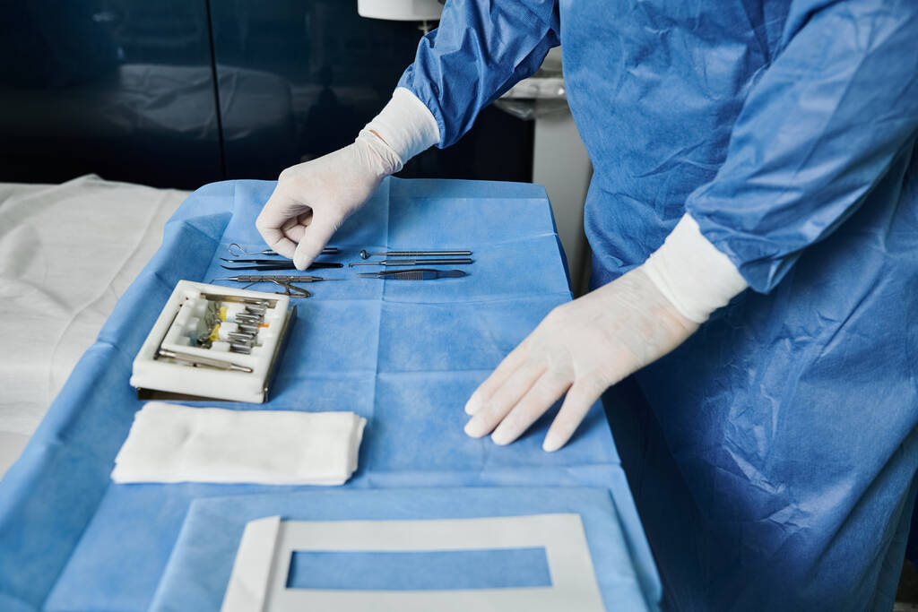 Eine Person im Krankenhauskittel bereitet Werkzeuge sorgfältig vor. - Foto, Bild