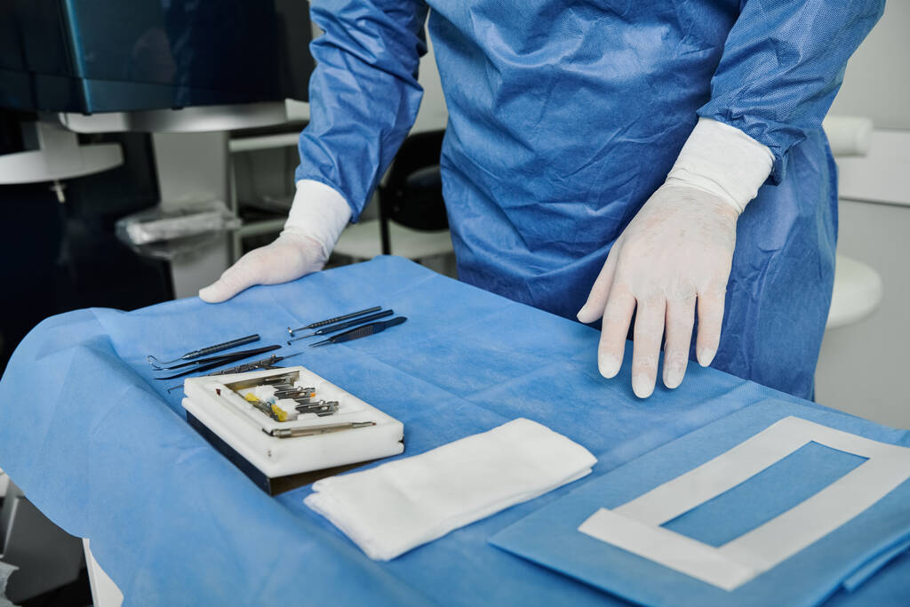 Eine Person in Krankenhauskleidung und Handschuhen bei der medizinischen Versorgung. - Foto, Bild