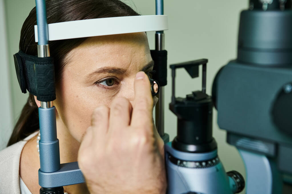 Medico controllando la sua visione paziente femminile. - Foto, immagini