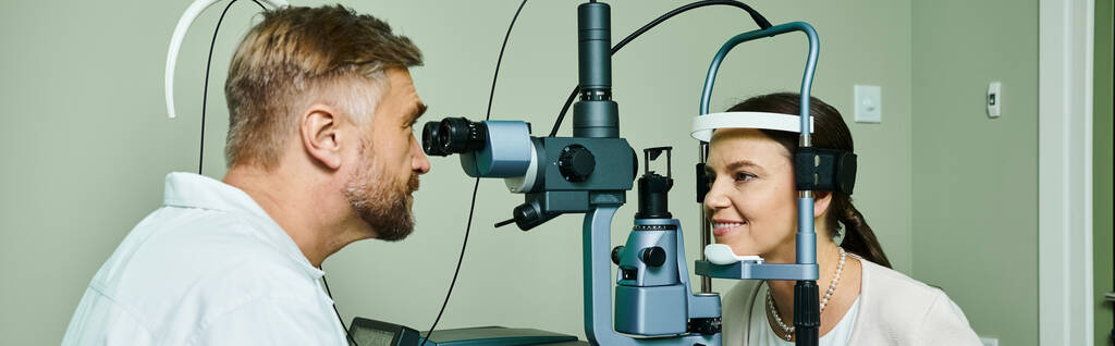 Jóképű orvos ellenőrzi a női beteg látását.. - Fotó, kép