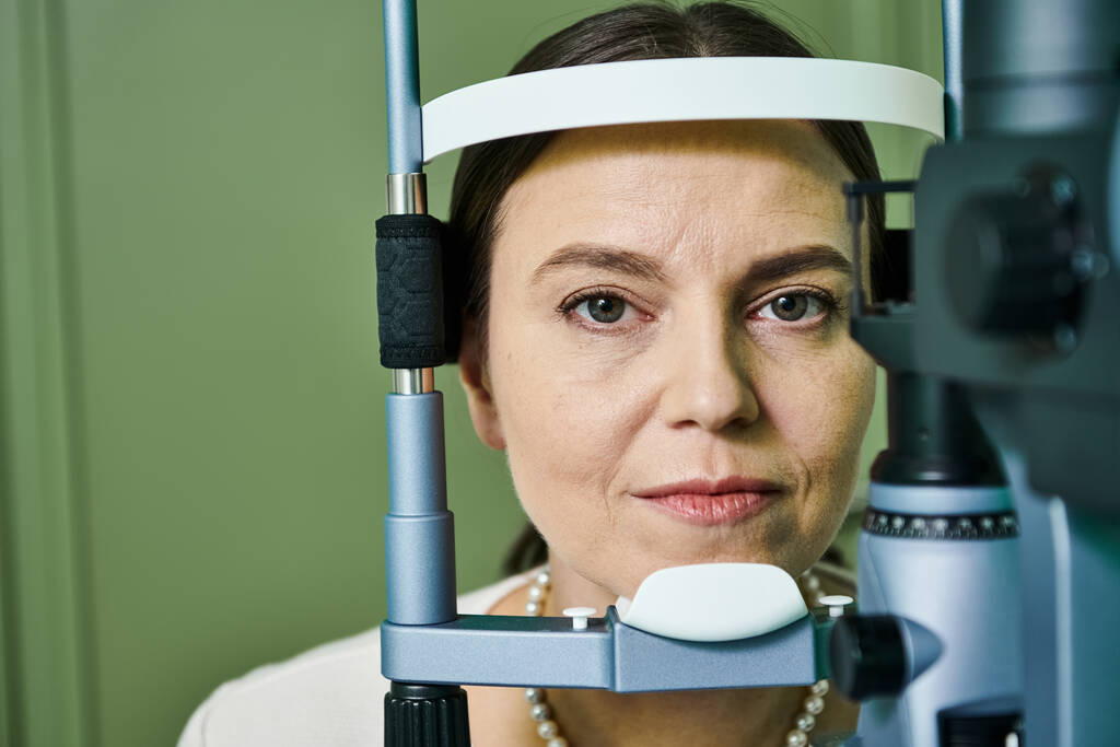 Оскарження жіночого пацієнта, який перевіряє її зір. - Фото, зображення