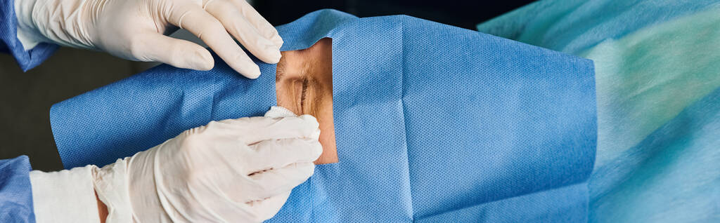 Una persona con guantes blancos realiza meticulosamente la cirugía. - Foto, Imagen