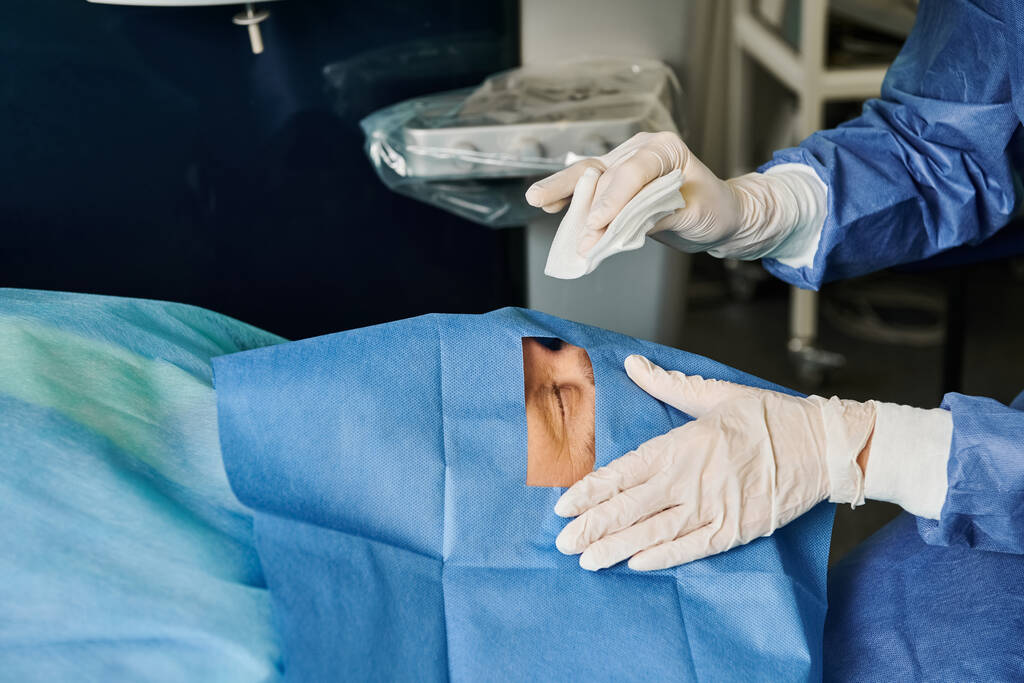 Cirujano en guantes realizando corrección de visión láser en un paciente. - Foto, Imagen
