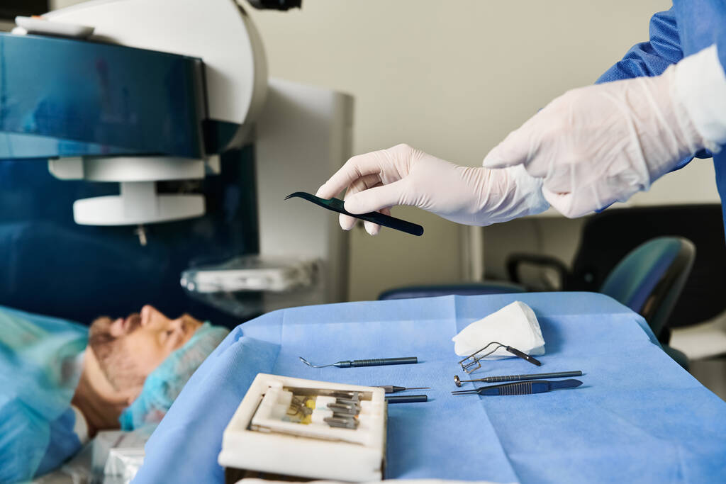 Uma mulher passando por correção de visão a laser em um quarto de hospital com uma máquina. - Foto, Imagem