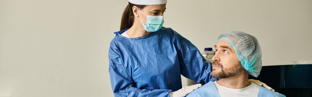 Un hombre en uniforme se está poniendo una máscara quirúrgica en un consultorio médico antes de realizar la corrección de la visión láser. - Foto, imagen