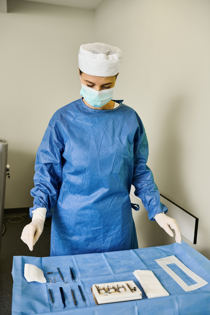 Een vrouw in een operatiejurk staat naast een tafel. - Foto, afbeelding