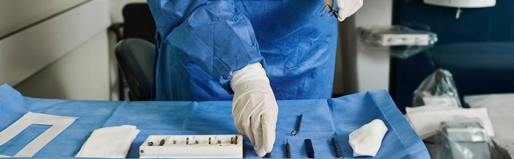Eine Person im Krankenhauskittel bereitet sich in medizinischer Umgebung auf eine Operation vor. - Foto, Bild