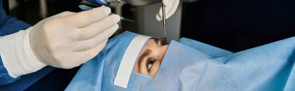 Lekarz wykonujący laserową korekcję wzroku na twarzy kobiet. - Zdjęcie, obraz