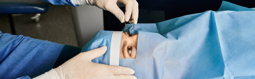 Трудолюбивый врач, выполняющий лазерную коррекцию зрения на лице женщины. - Фото, изображение