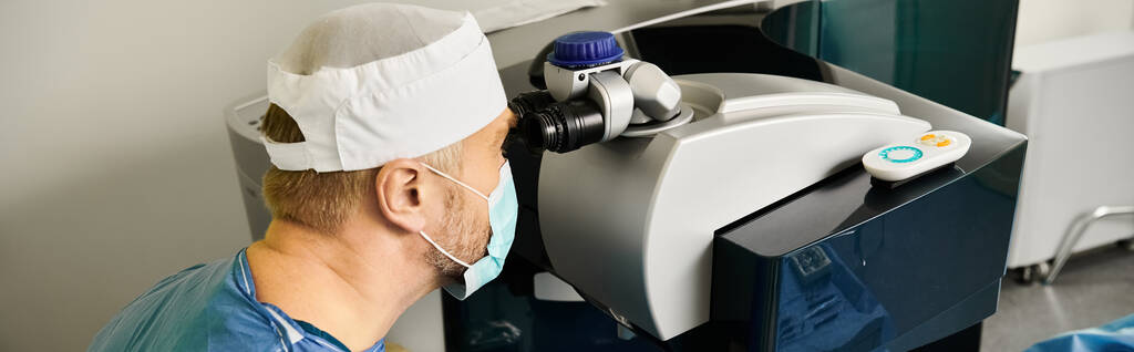 Ein Mann mit chirurgischer Maske bedient eine Maschine. - Foto, Bild