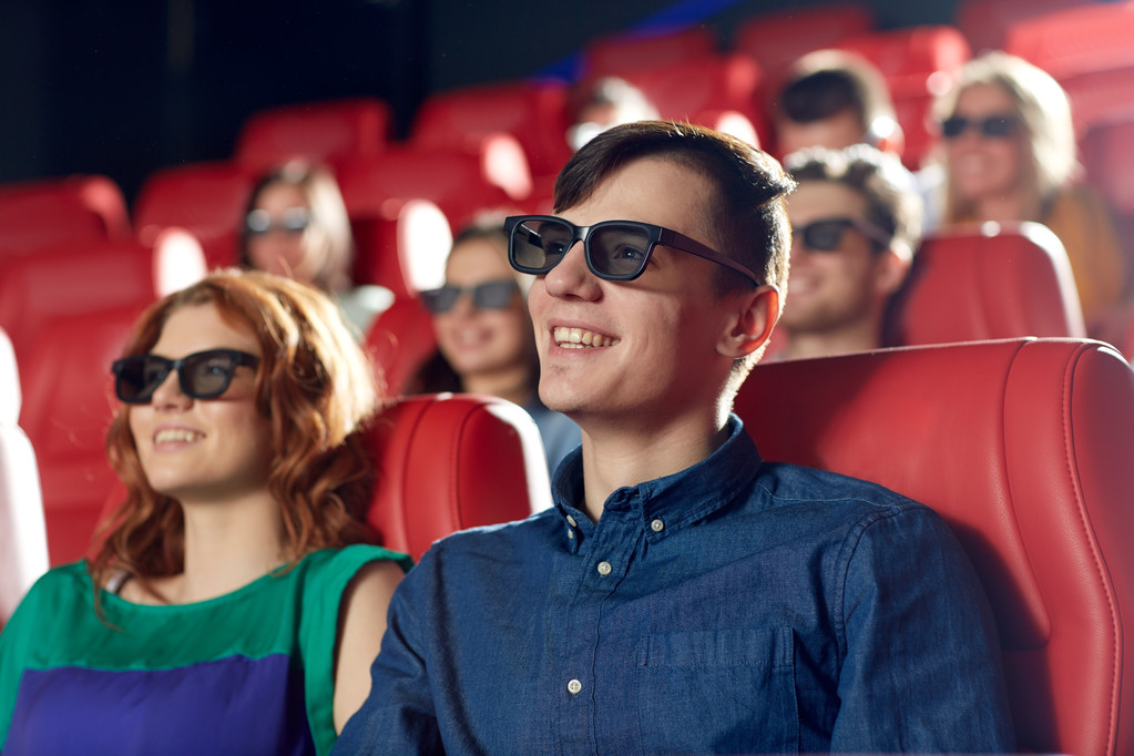 glückliche Freunde sehen Film im 3D-Kino - Foto, Bild