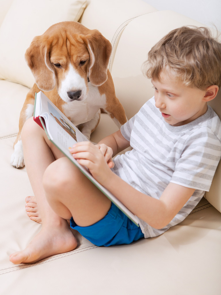 Boy reading for  dog - Valokuva, kuva