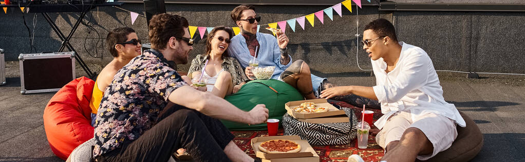 Çok kültürlü, neşeli, şık güneş gözlüklü arkadaşlar. Partide pizza ve içeceklerin tadını çıkarıyorlar. - Fotoğraf, Görsel