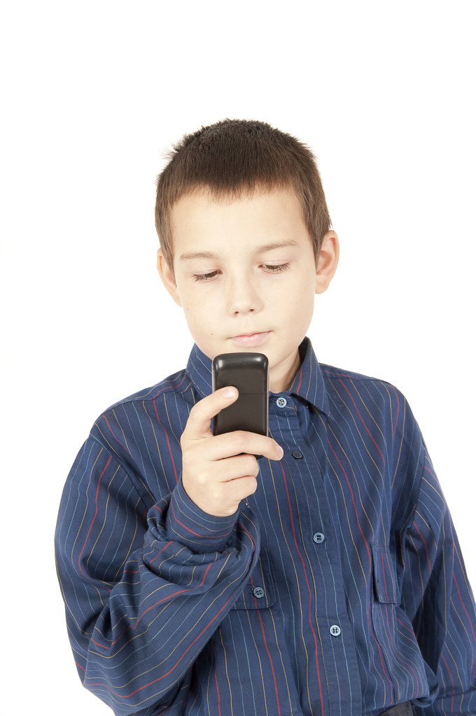 Мальчик смотрит на мобильный телефон
 - Фото, изображение