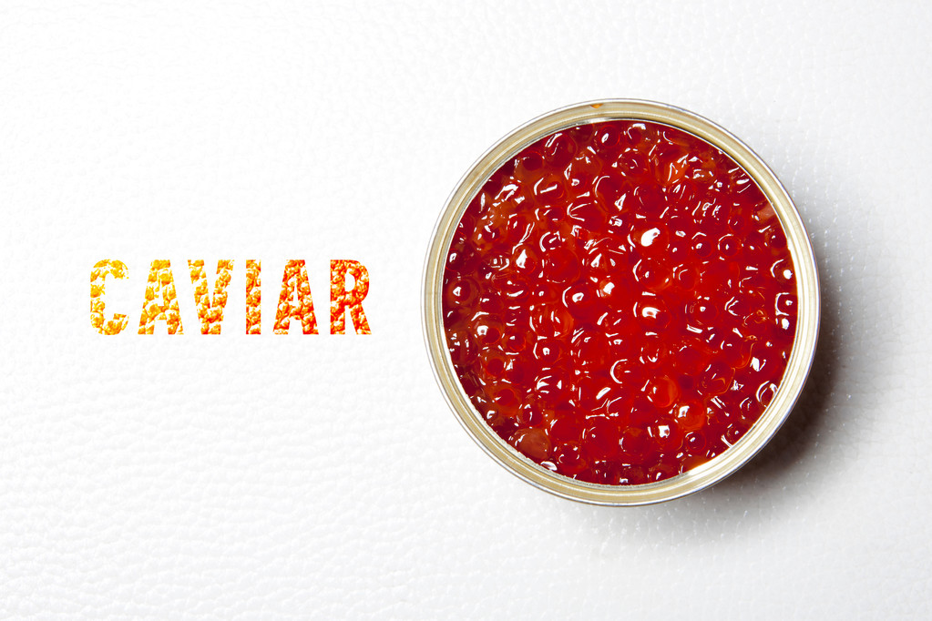 Caviar rojo en la lata abierta
 - Foto, imagen