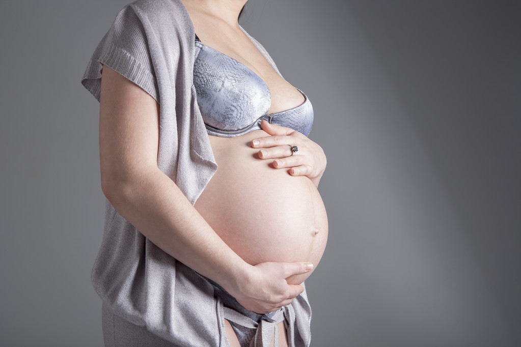 έγκυος γυναίκα στο στούντιο - Φωτογραφία, εικόνα