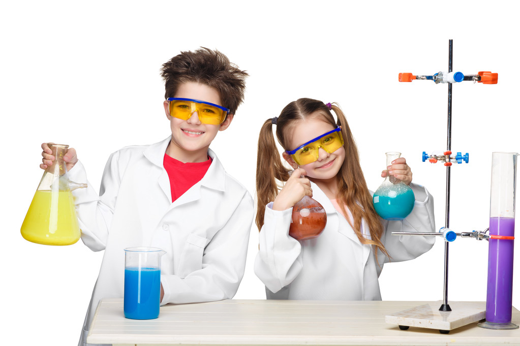 Два милых ребенка на уроке химии проводят эксперименты
 - Фото, изображение
