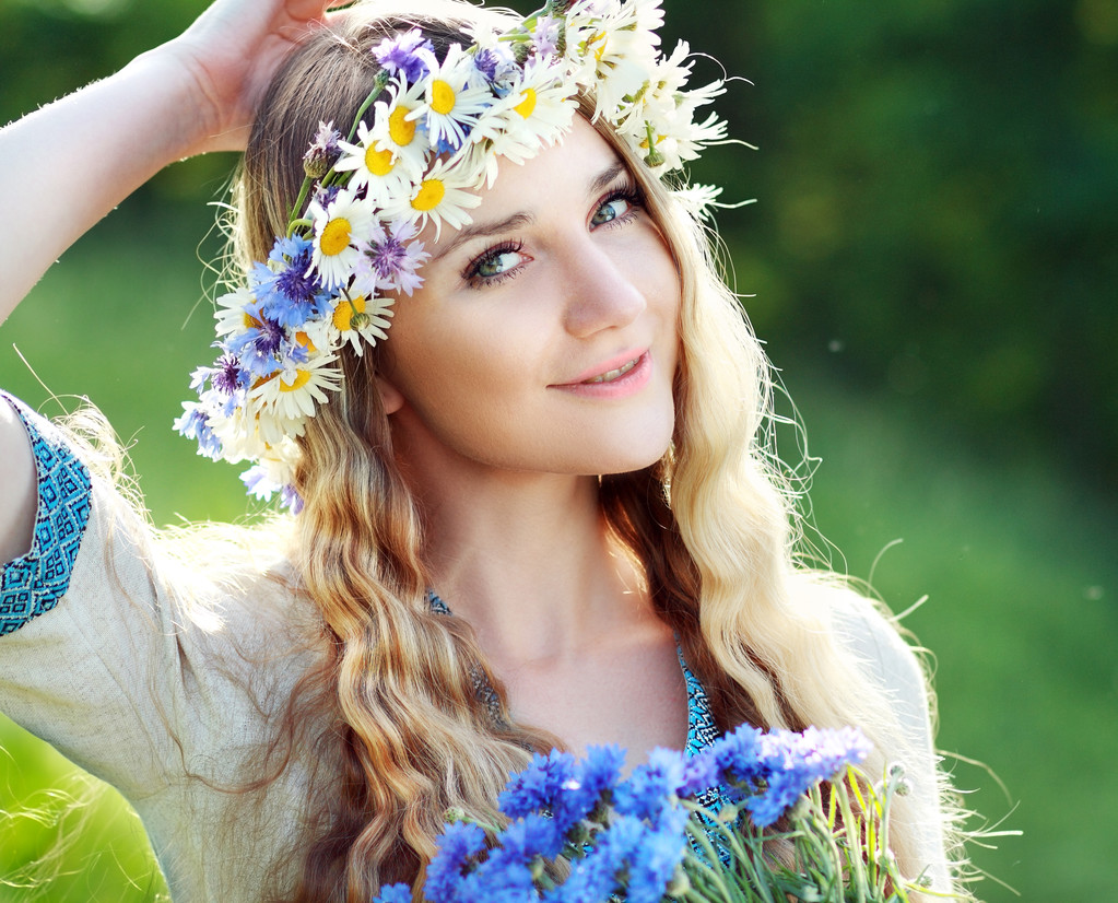 Donna ucraina con corona di fiori
 - Foto, immagini