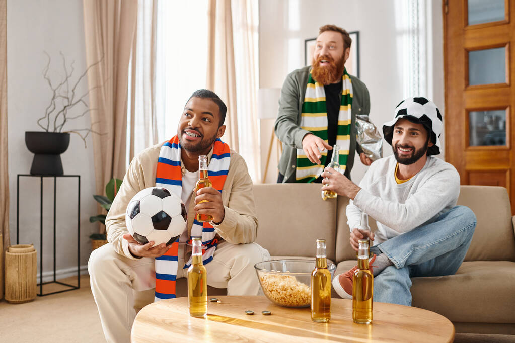 Három jóképű, vidám férfi alkalmi öltözékben, közös nevetéssel és társasággal egy meleg, hívogató nappaliban.. - Fotó, kép