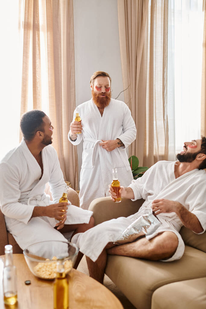 Trzech różnych, wesołych mężczyzn w szlafrokach cieszyć się sobie towarzystwo w przytulnym salonie ustawienie. - Zdjęcie, obraz