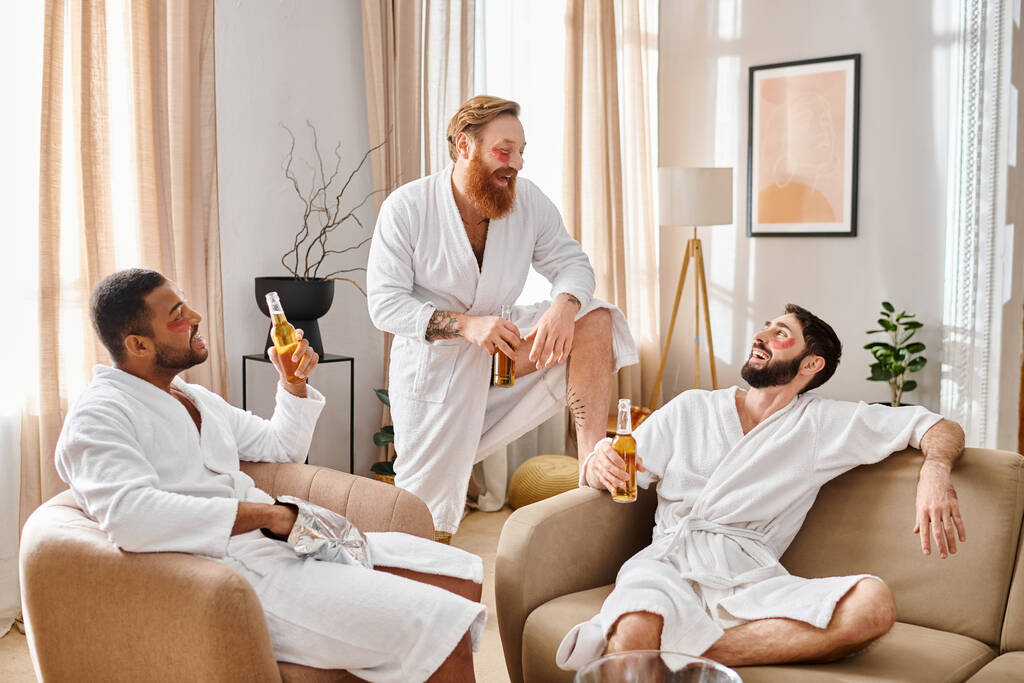 Trzech różnych, wesołych mężczyzn w szlafrokach siedzi na kanapie, ciesząc się swoim towarzystwem w miłej atmosferze. - Zdjęcie, obraz