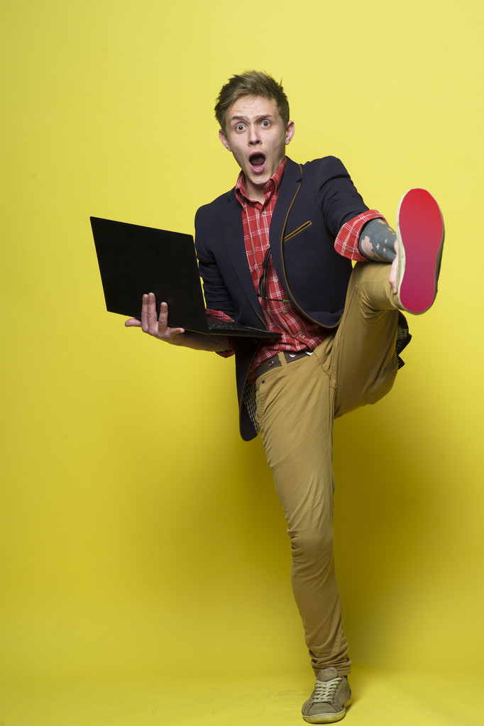Lustiger junger Mann mit Computer - Foto, Bild