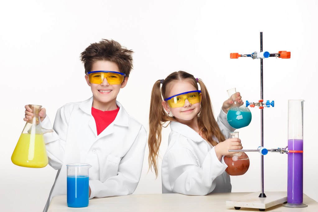 Двоє милих дітей на уроці хімії проводять експерименти
 - Фото, зображення