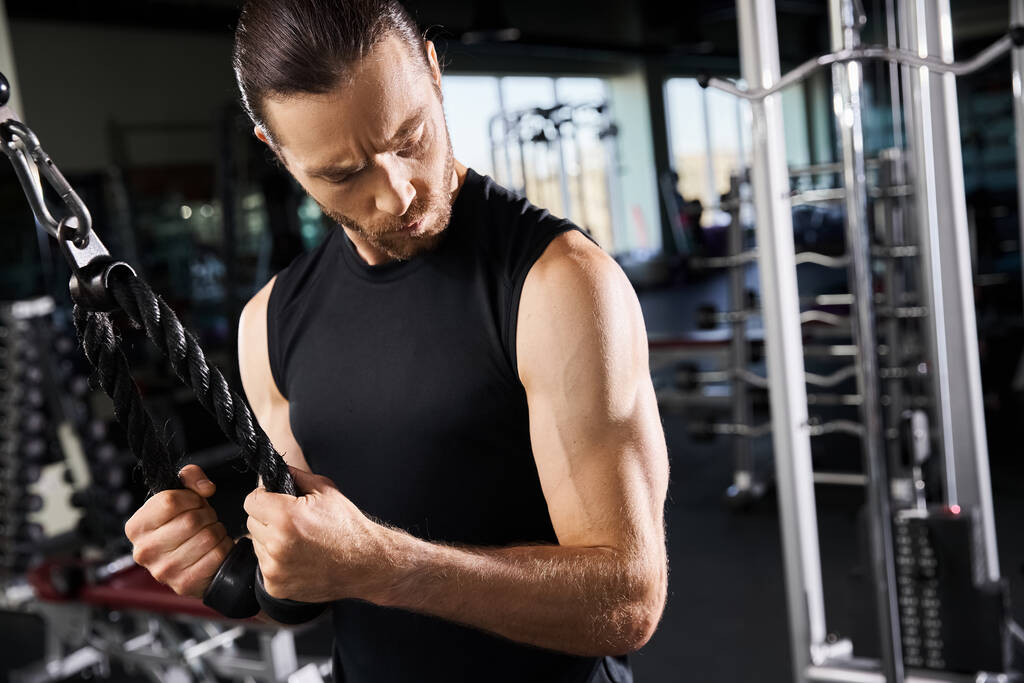 Homem muscular em activewear levantar um peso em um ginásio, concentrando-se em sua força e determinação em sua rotina de exercícios. - Foto, Imagem