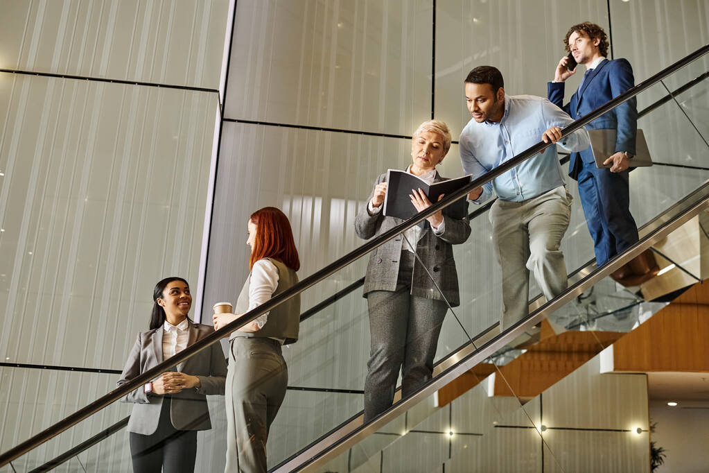 Různí podnikatelé sestupující po schodech společně. - Fotografie, Obrázek
