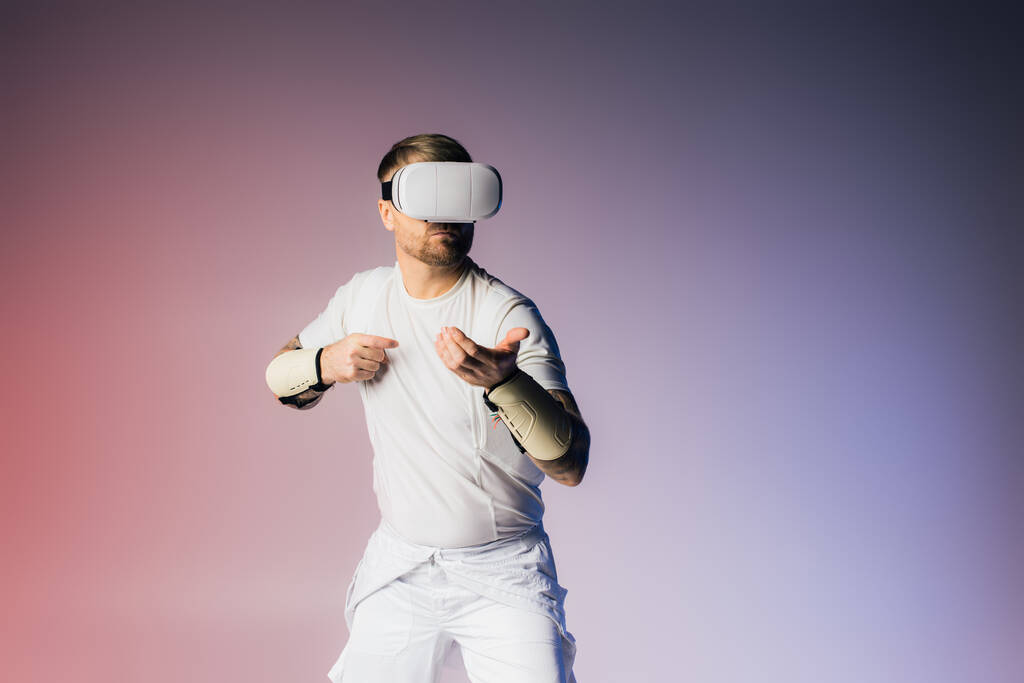 Чоловік у білій сорочці і білих шортах впевнено позує, коли він тримає щось у віртуальному світі - Фото, зображення