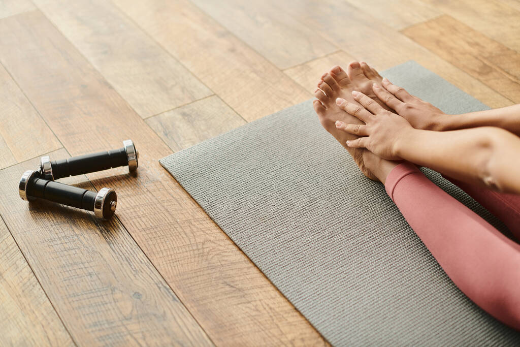 Donna afroamericana sdraiata su tappetino yoga in tranquillo relax. - Foto, immagini