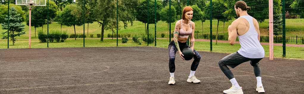 Un hombre y una mujer en ropa deportiva entrenar intensamente al aire libre, mostrando determinación y motivación. - Foto, Imagen