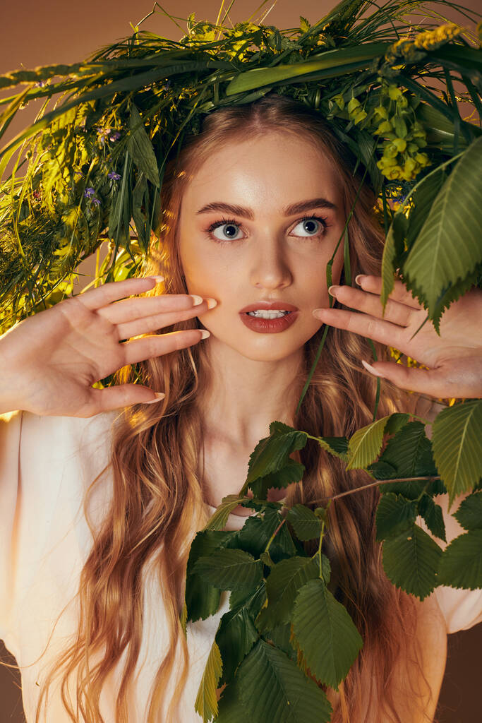 Una joven mavka abraza su conexión con la naturaleza con el pelo largo y una corona en su cabeza en un entorno de hadas y fantasía inspirada. - Foto, imagen
