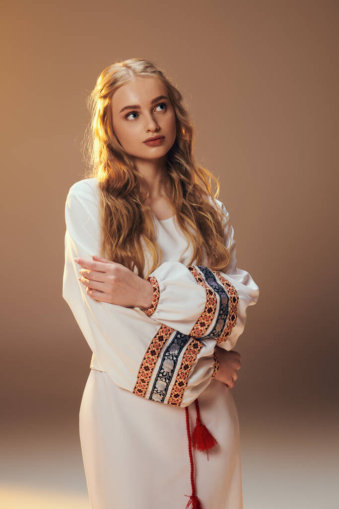 Um jovem mavka, vestido com um vestido branco ornamentado, encarna a essência da fada e da fantasia em um estúdio. - Foto, Imagem
