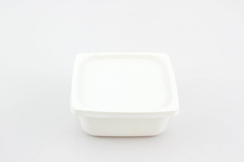 Boîte à nourriture en plastique blanc sur fond blanc
. - Photo, image
