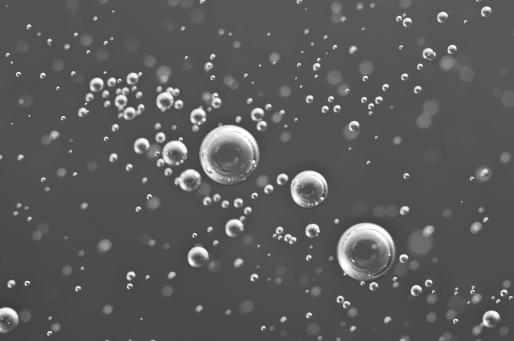 Makro kyslíkové bubliny ve vodě na černobílé pozadí, koncept jako ekologie a dalších úspěšných projektů - Fotografie, Obrázek