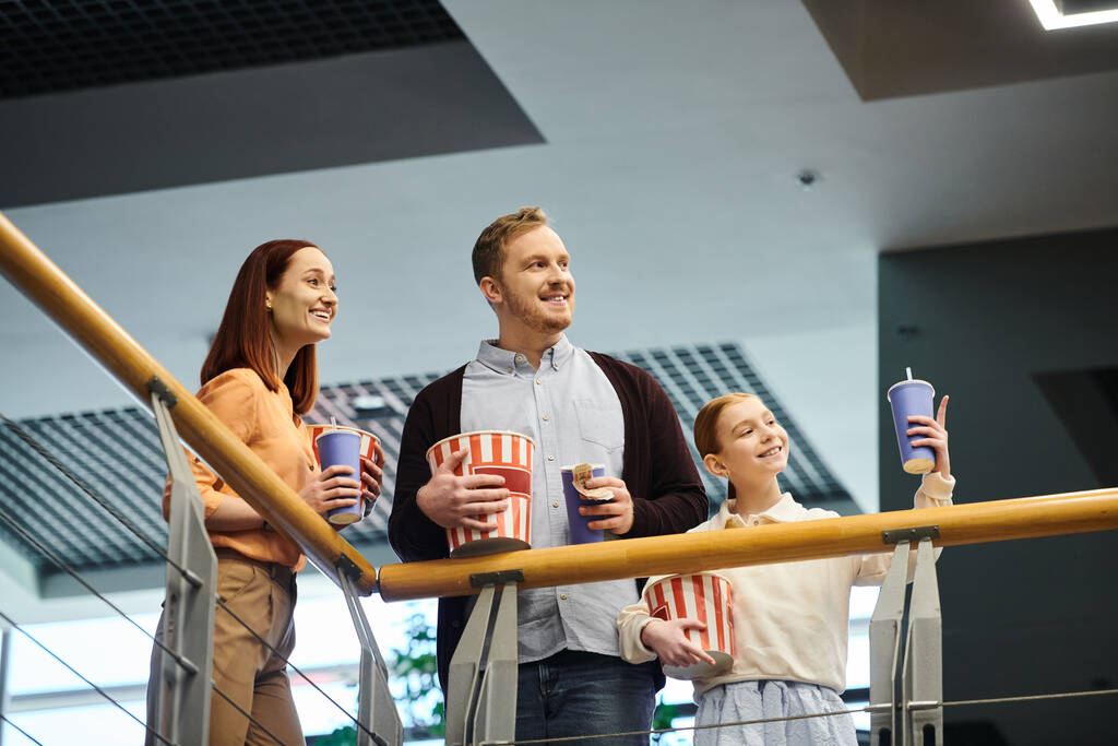 Úzká rodina radostně stojí při sobě a sdílí kvalitní čas v kině. - Fotografie, Obrázek