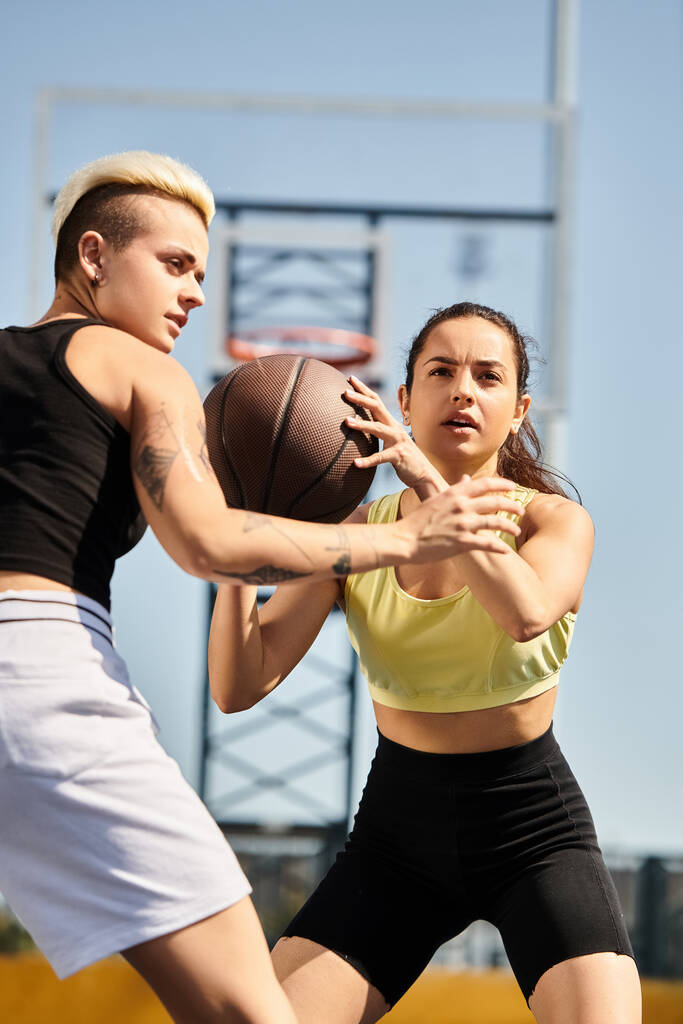 femmes jouant au basket-ball ensemble à l'extérieur par une journée ensoleillée, mettant en valeur leur athlétisme et leur travail d'équipe. - Photo, image