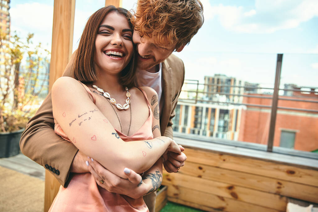 Ένας άντρας και μια γυναίκα μοιράζονται μια εγκάρδια αγκαλιά, εκφράζοντας την αγάπη, τη σύνδεση και την οικειότητα σε μια ζεστή αγκαλιά - Φωτογραφία, εικόνα