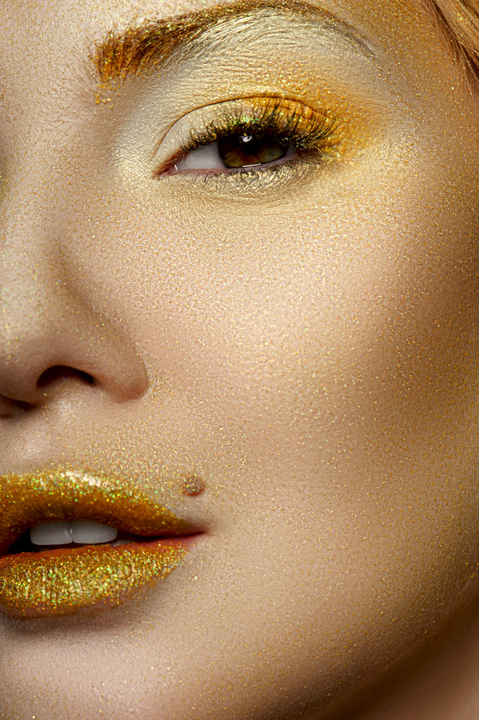 Chica de moda con maquillaje dorado
 - Foto, imagen