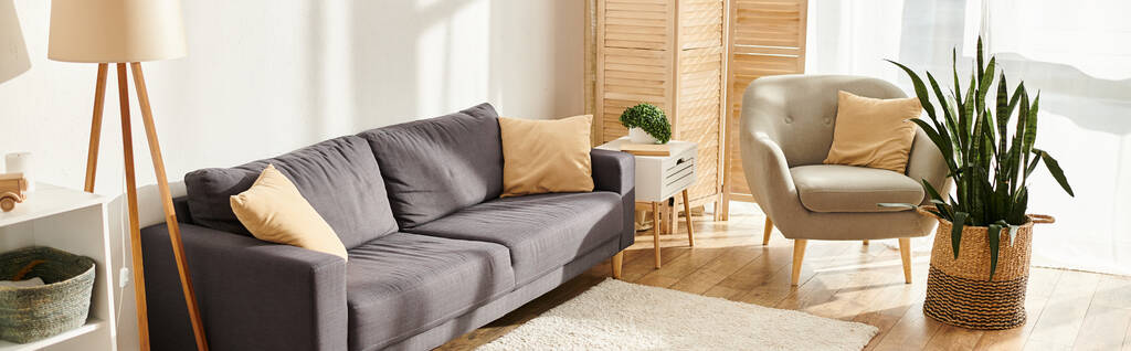 Objektfoto von modern eingerichtetem Wohnzimmer mit riesigem Sofa und Stuhl in Pastellfarben, Banner - Foto, Bild