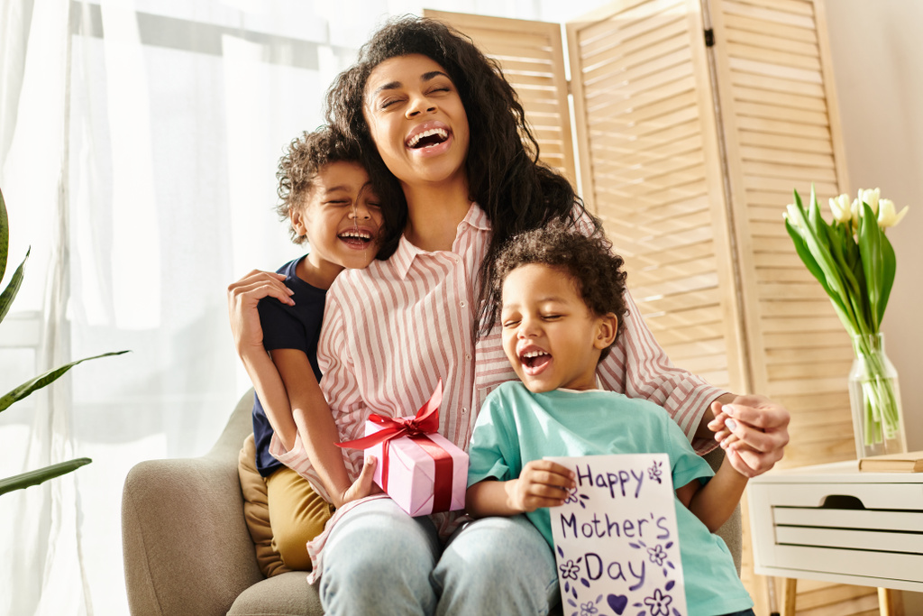 alegre atractivo afroamericano mujer recibir postal y regalo de los hijos pequeños, Día de las Madres - Foto, imagen