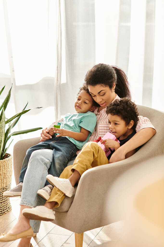 vreugdevolle Afrikaanse Amerikaanse familie in homewear tijd doorbrengen samen met het heden, Moederdag - Foto, afbeelding