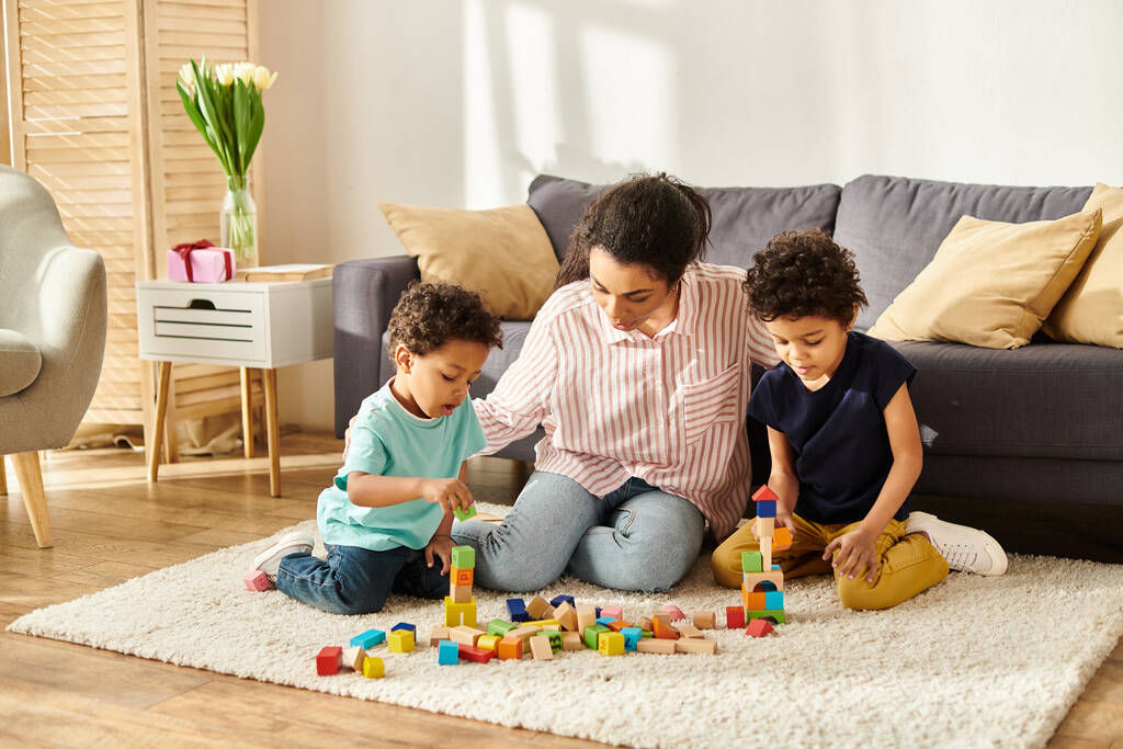 boa aparência afro-americana mãe brincando com seus filhinhos bonitos com brinquedos enquanto em casa - Foto, Imagem