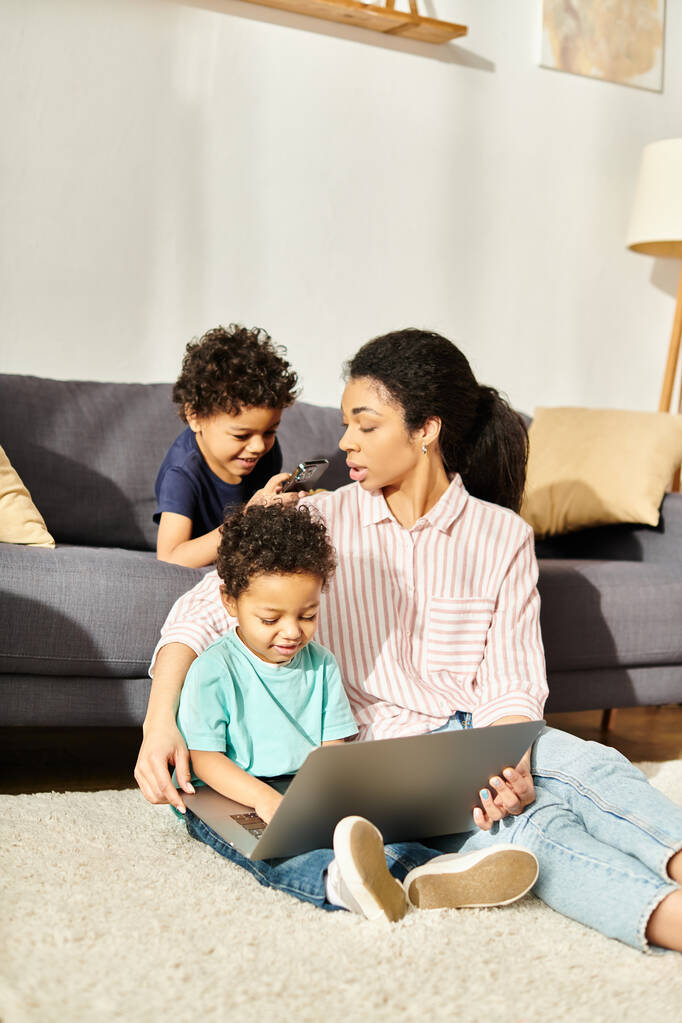 bella donna africana americana in accogliente homewear trascorrere del tempo con i suoi piccoli figli carino - Foto, immagini