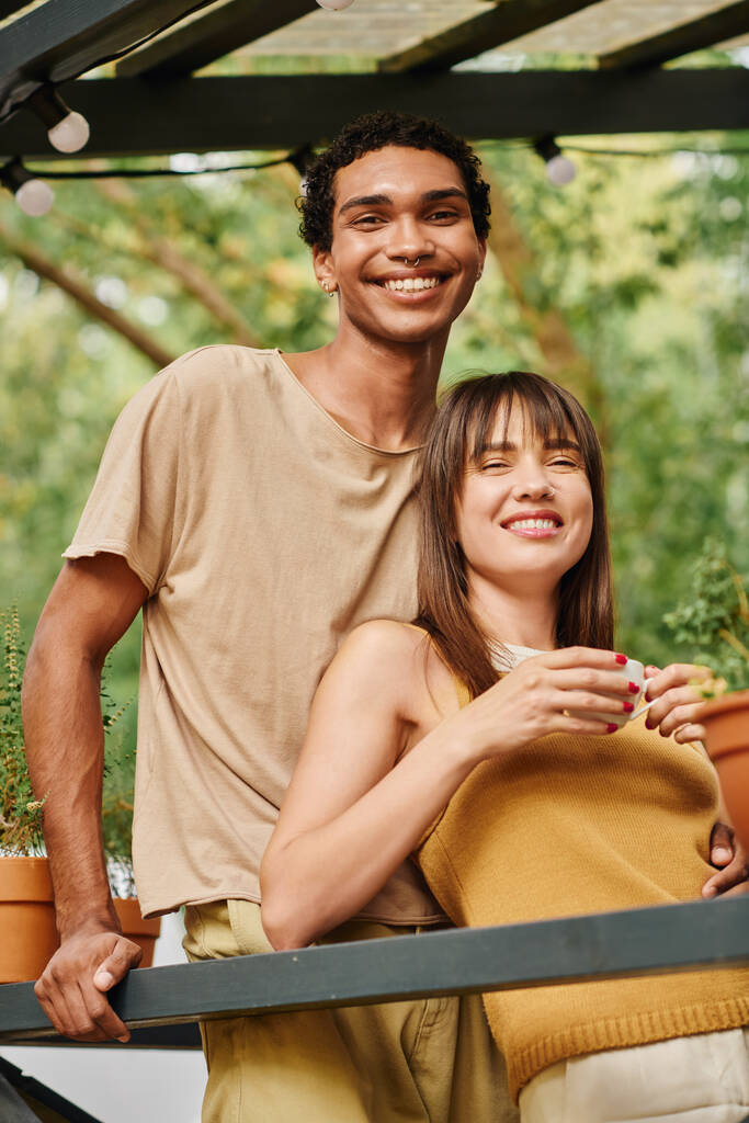 Un homme et une femme se tiennent côte à côte, admirant le paysage devant eux lors d'une escapade romantique dans un camping-car. - Photo, image